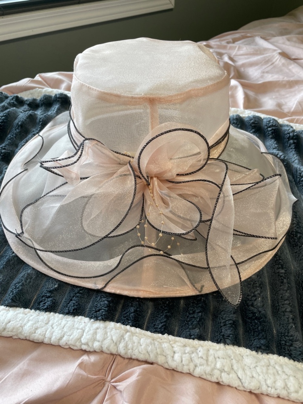 Kentucky Derby Vintage Elegant Women's Light Pink Sheer Organza Wide-Brim Hat - Picture 1 of 5